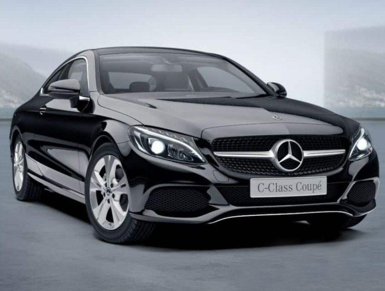 O Mercedes-Benz Classe C Coupé vai ganhar uma nova opção no mercado brasileiro, o C180, que deve estar em exposição nas lojas a partir dessa semana.